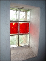 Barevné luxfery v oknech zevnitř - červené